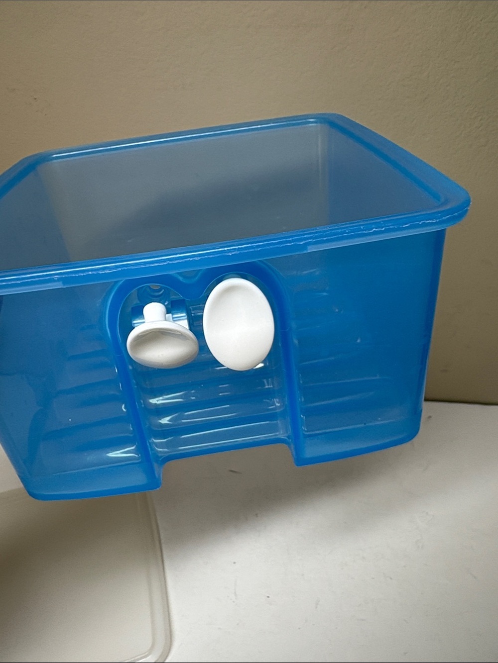 Tupperware Wave-Pattern FridgeSmart Vented Container with Lid - Picture 8 of 12